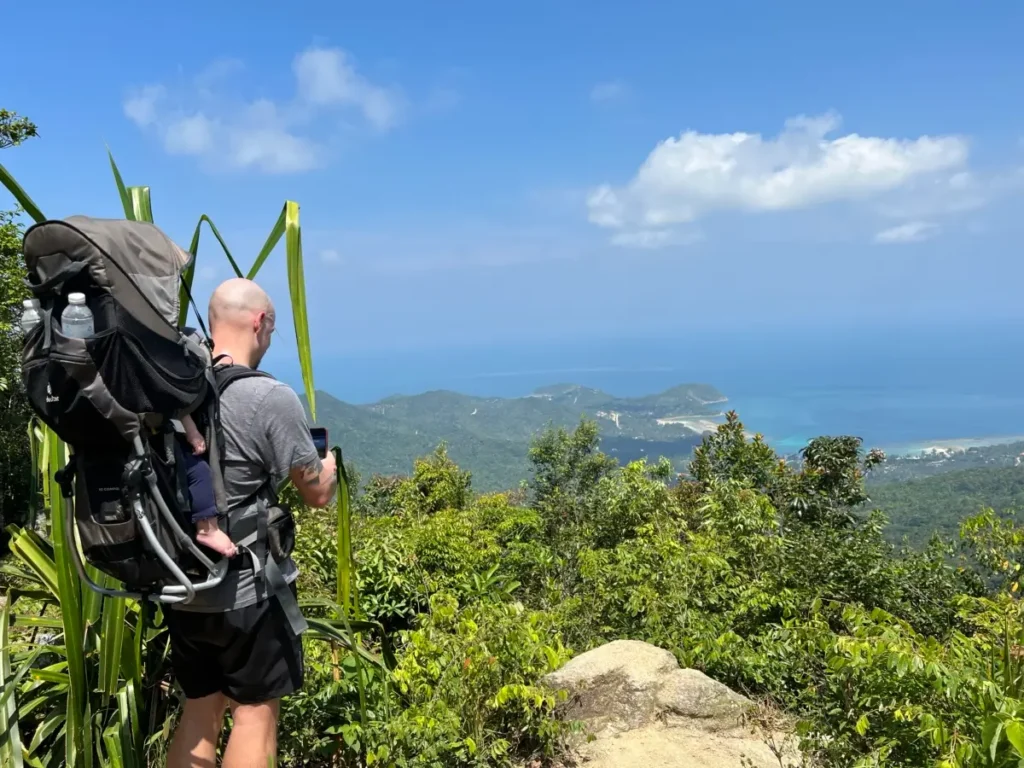 Ich, auf dem Khao Ra, mit dem iPhone fotografierend. Ich, auf dem Khao Ra. Mit dem iPhone fotografierend. Die Kamera in der Kraxe verstaut.